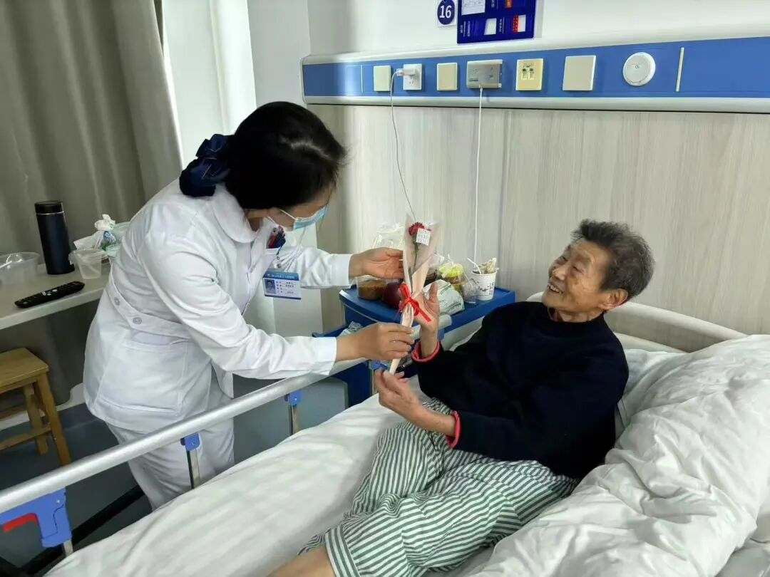 以花传情，情暖母亲节——徽州区怡养院温情送花活动