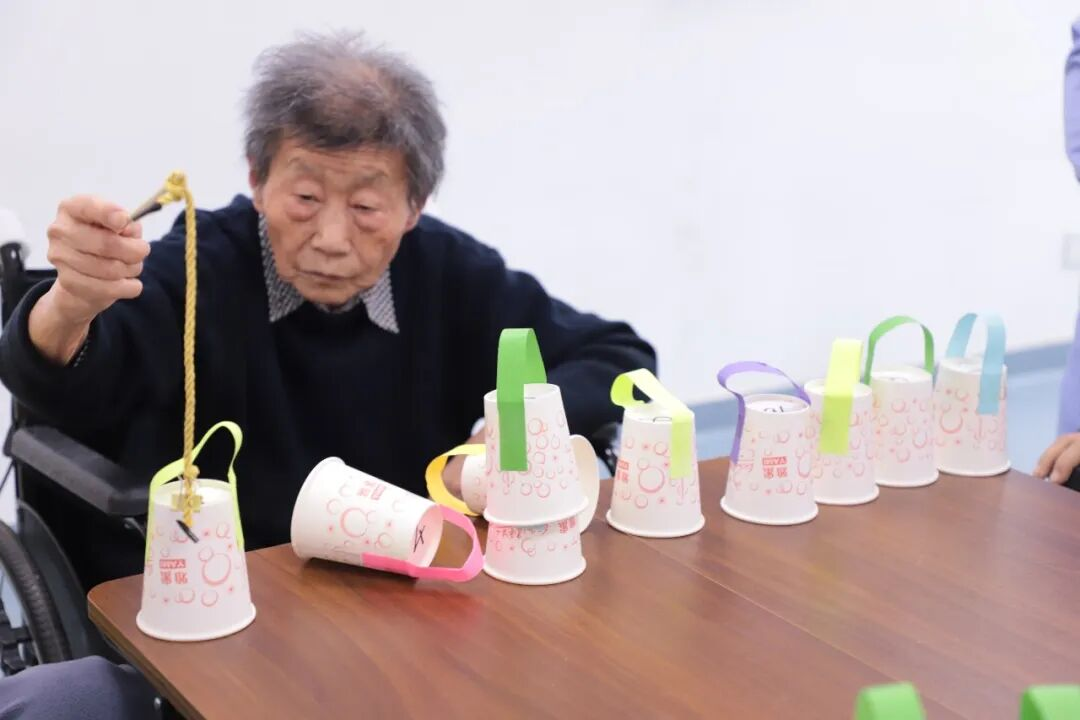 【怡养日常】｜徽州区怡养院：趣味 “吊杯子”，康复暖人心！